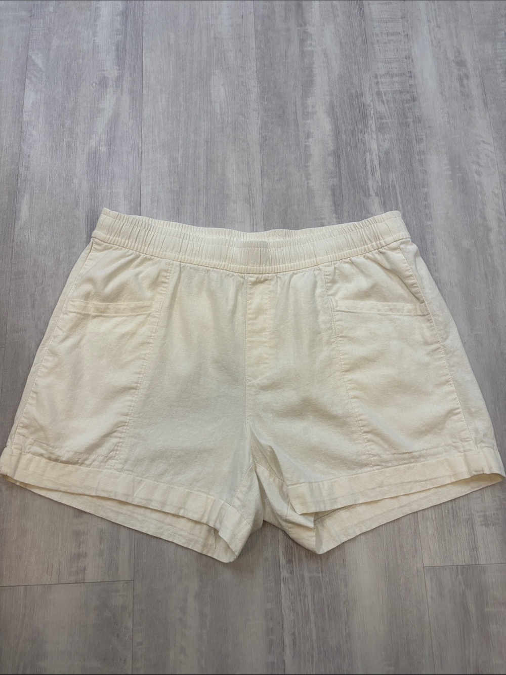 Old Navy Light Cream Elastic-Waist Utility Shorts